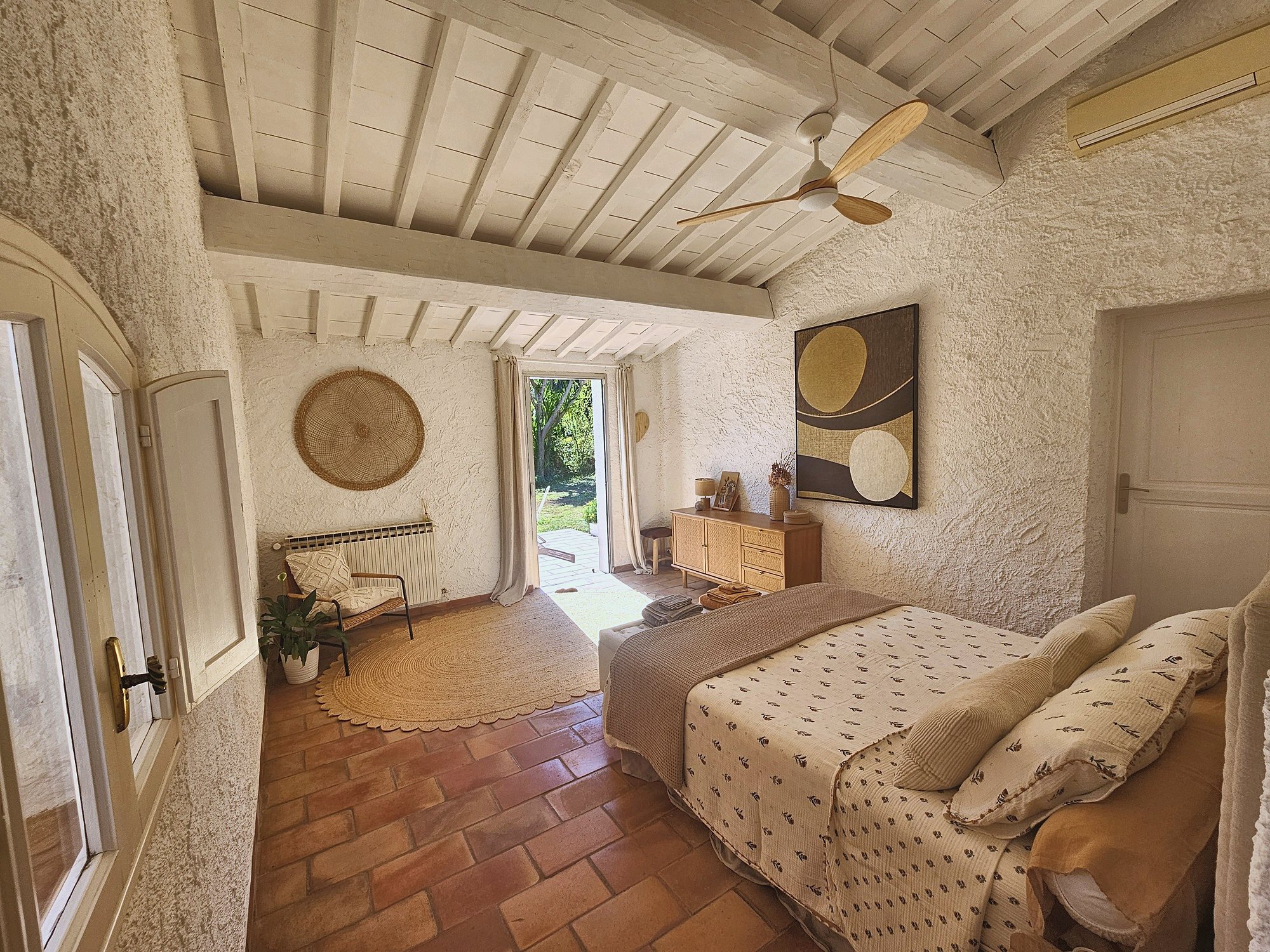 Chambre aux poutres blanchies, ouverte sur le jardin