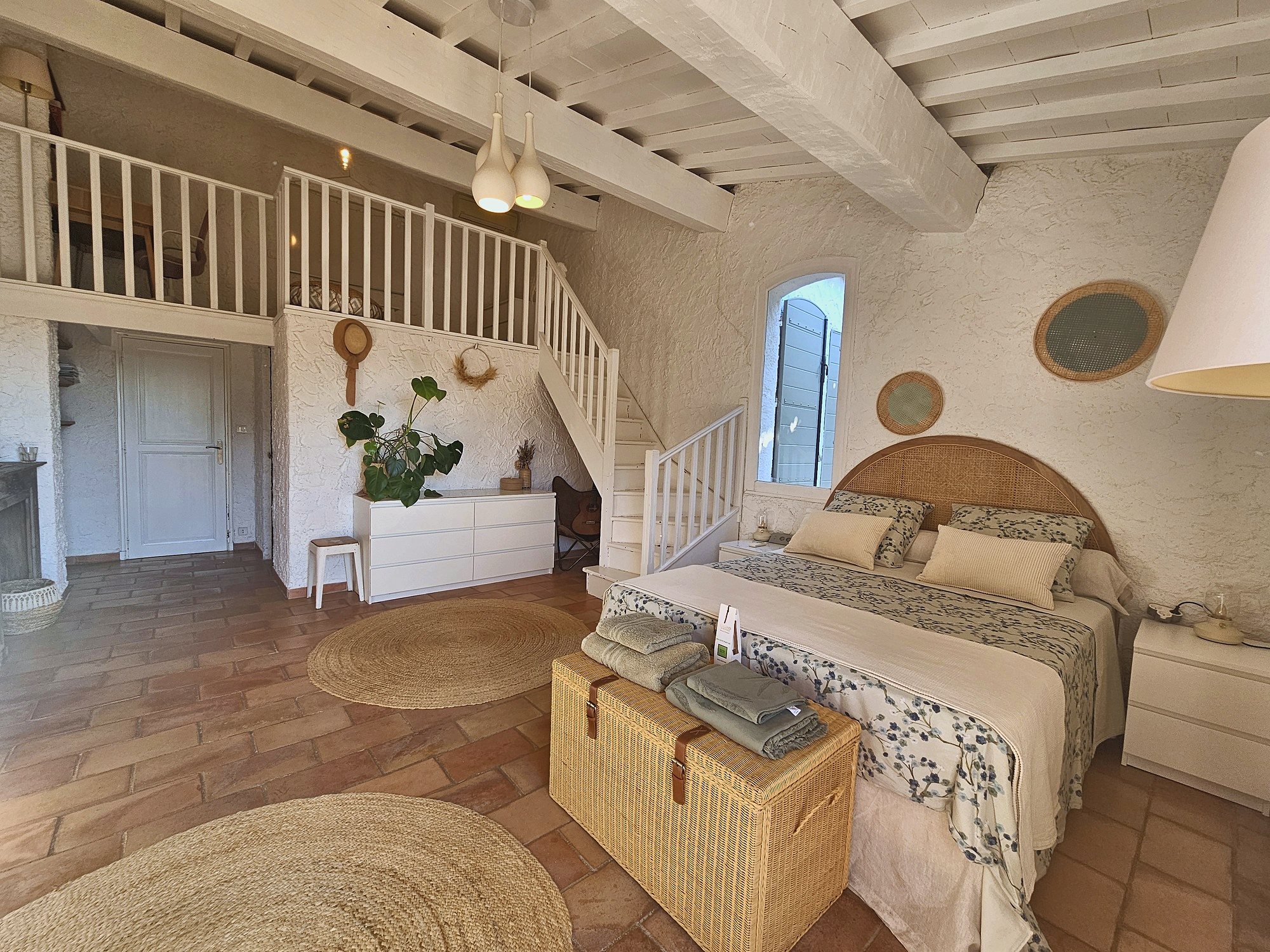 La suite et sa mezzanine, lit à tête de lit en cannage