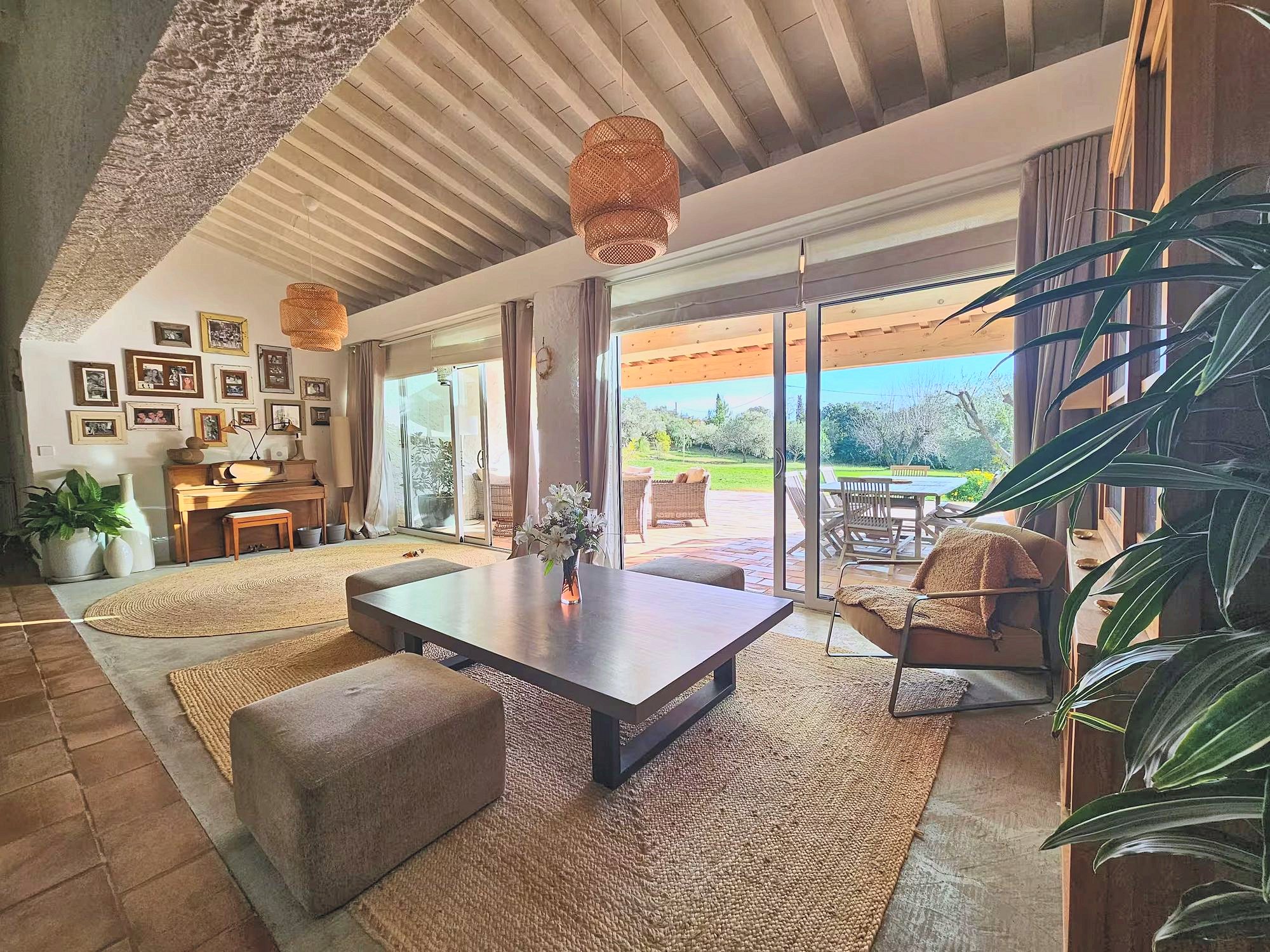 Le salon ouvert sur la terrasse et le jardin